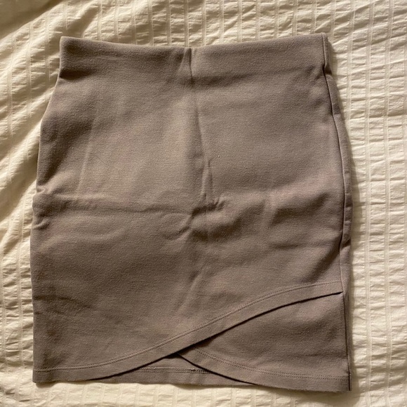 Aritzia fitted mini skirt - light grey - Picture 1 of 2